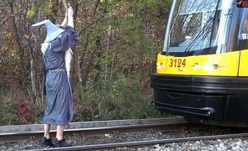 Пьяный шутник выбрался на рельсы, чтобы поздороваться с несущимся поездом