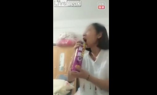 В Китае девушка спрыснула рот дихлофосом, пытаясь убить проглоченного таракана/>
			</div>
			

			<!-- END PAGE POSTER -->

			<div class=