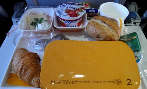 Авиакомпания открыла ресторан, где подает блюда бортового питания из своих самолетов/>
			</div>
			

			<!-- END PAGE POSTER -->

			<div class=